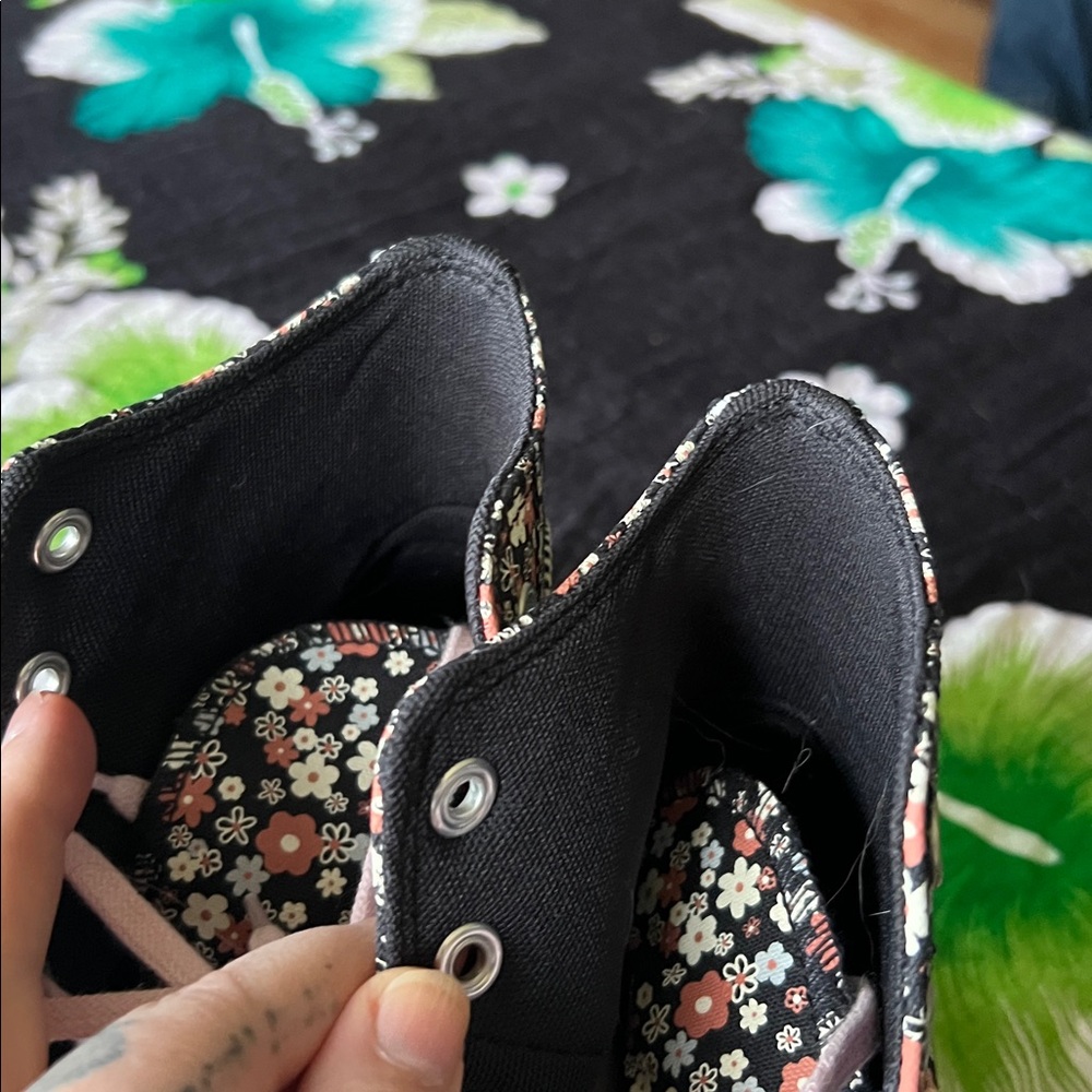 #329. Floral converse all star sneakers. Womens size 8 - Picture 5 of 8